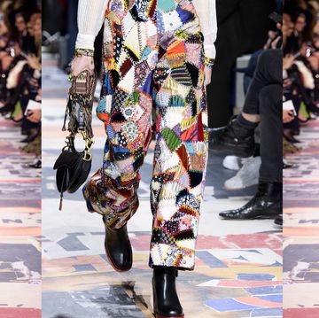 Alla sfilata Dior autunno inverno 2018-2019 a Parigi il patchwork torna di moda e celebra ancora una volta il femminismo e il sessantotto, a cinquant'anni tondi da quella rivoluzione giovanile che ha cambiato le cose.