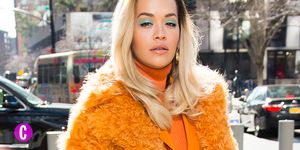 ​Vuoi uno spunto geniale per indossare le pellicce ecologiche colorate? Guarda come ha fatto Rita Ora con un total look tono su tono.