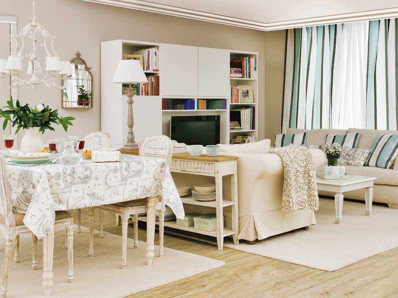 salón comedor rectangular con estilo romántico