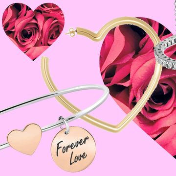 San Valentino 2019 significa anche gioielli, da regalare, ricevere e scambiare con la persona che ami perché simboli di un sentimento profondo, scegli il tuo tra orecchini, cuore pendenti e scritte LOVEe TVB.