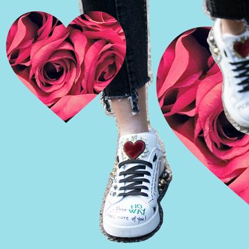 A San Valentino 2019, le sneakers si ricoprono di cuori rossi e rosa senza limiti, sneakers bianche hipster, sneakers alte o chunky vanno bene tutte, perché l'importante è lanciare al mondo messaggi d'amore.