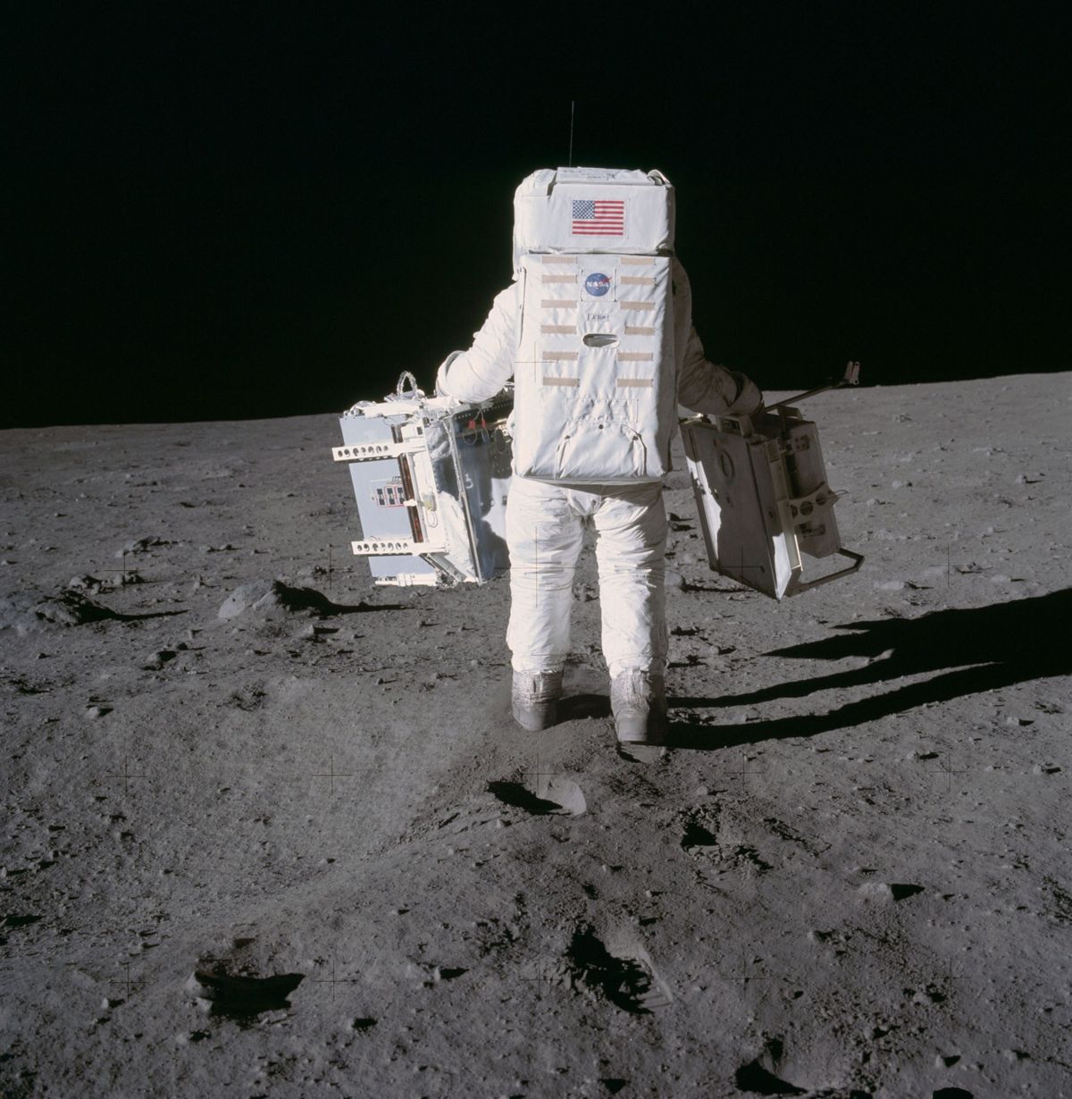 Tijdens de Apollo 11missie in 1969 maakt NASAastronaut Edwin Buzz Aldrin zich op om twee onderdelen van het Early Apollo Scientific Experiments Package op het maanoppervlak te installeren Vorige week veroorzaakte de veiling van een fractie van het allereerste stofmonster dat door de Apollo 11bemanning werd genomen de nodige ophef onder astronomen en juristen