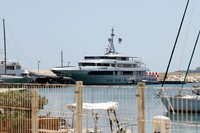 el yate regina ditalia de dolce gabbana en cala ponte, cerca de puglia, italia