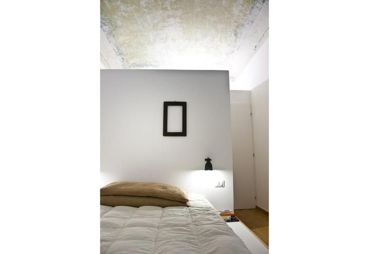 Bed, Room, Wall, Interior design, Bedroom, Bedding, Linens, Bed sheet, Bed frame, Grey, 