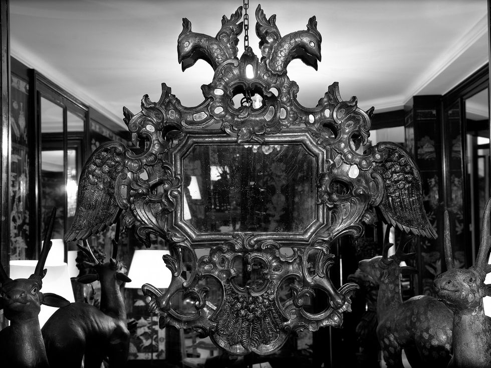香奈兒女士巴黎康朋街寓所入口處的八角鏡有著雙頭鷹雕飾