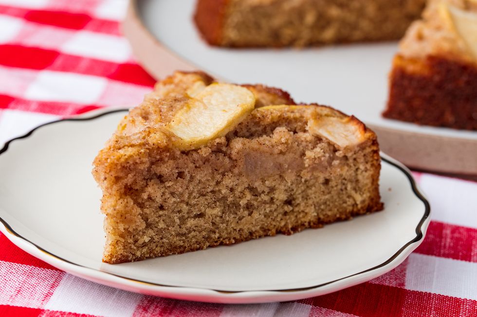 cinnamon apple cake horizontal  Cinnamon Apple Cake apple cake slice horizontal 1529963844
