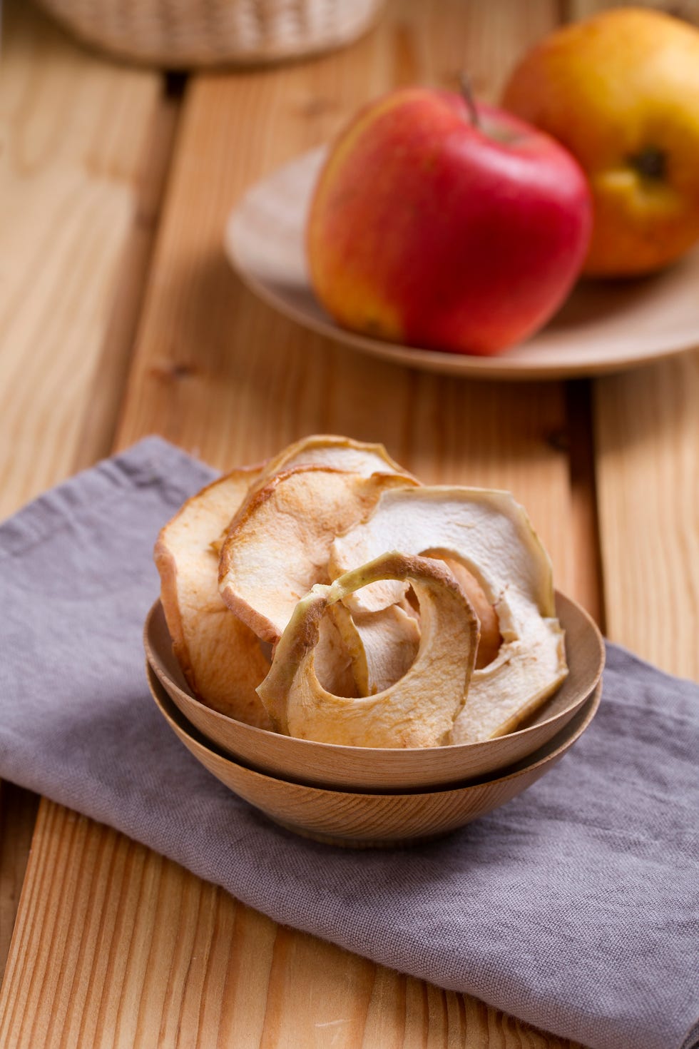 apple chips in wooden bowl