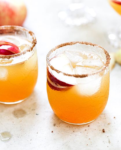 apple cider ginger beer bourbon cocktails in glasses with apple slices