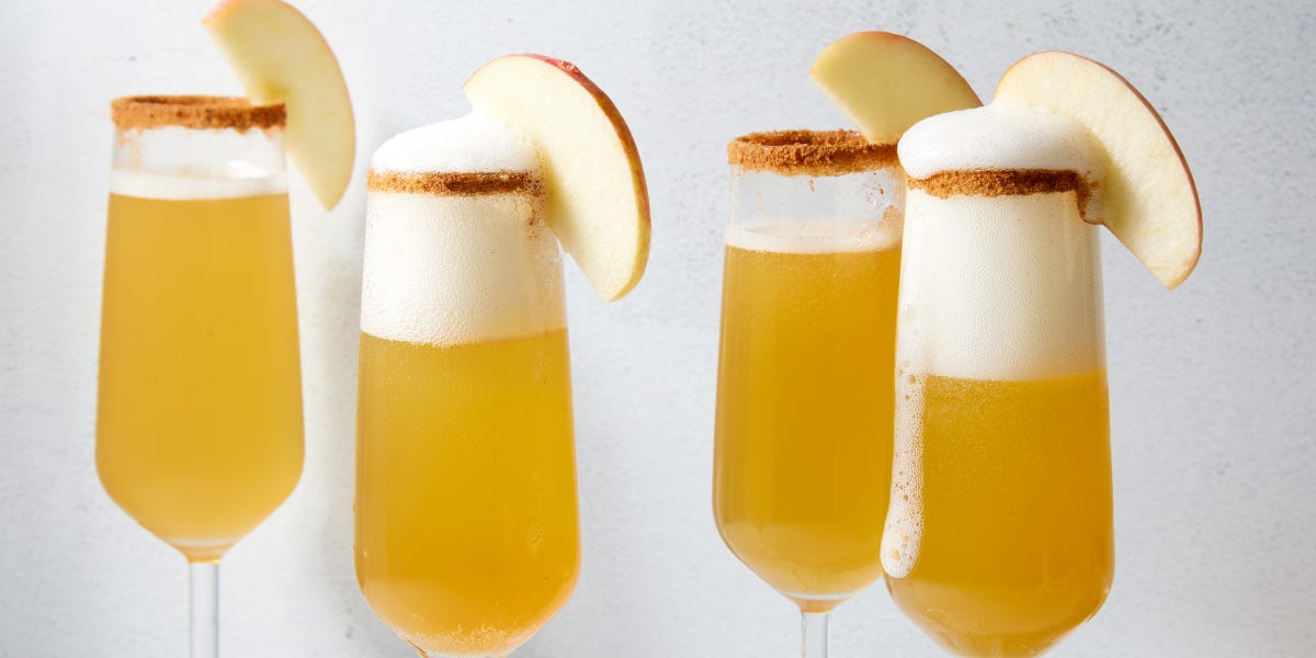 Apple Cider Mimosa - Easy & delicious Thanksgiving coctail