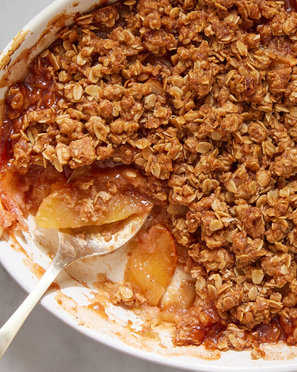apple crisp with vanilla ice cream