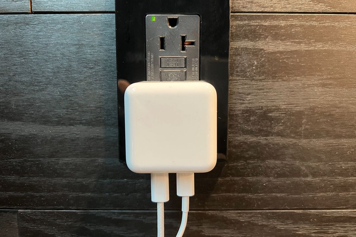apple dual charger in wall outlet