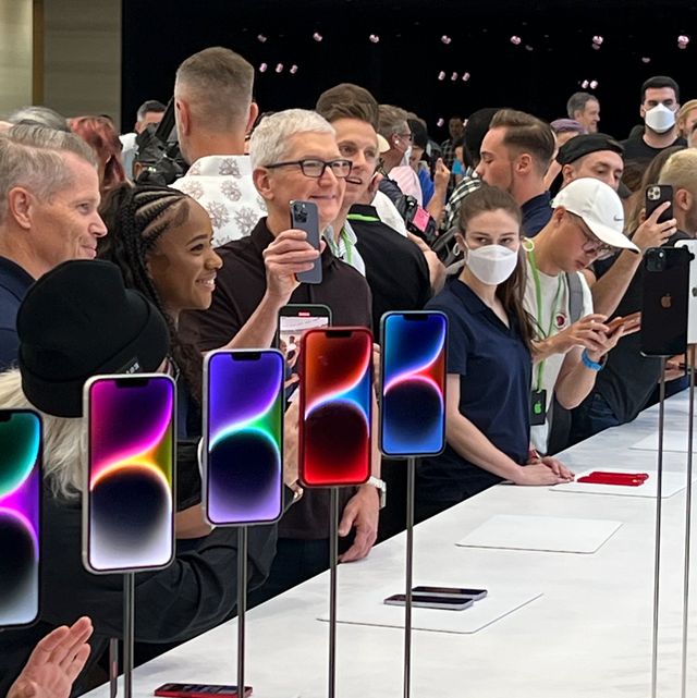 tim cook holding iphone 14 pro at apple event in cupertino california
