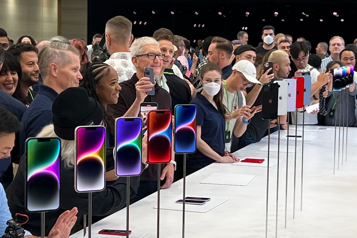 tim cook holding iphone 14 pro at apple event in cupertino california