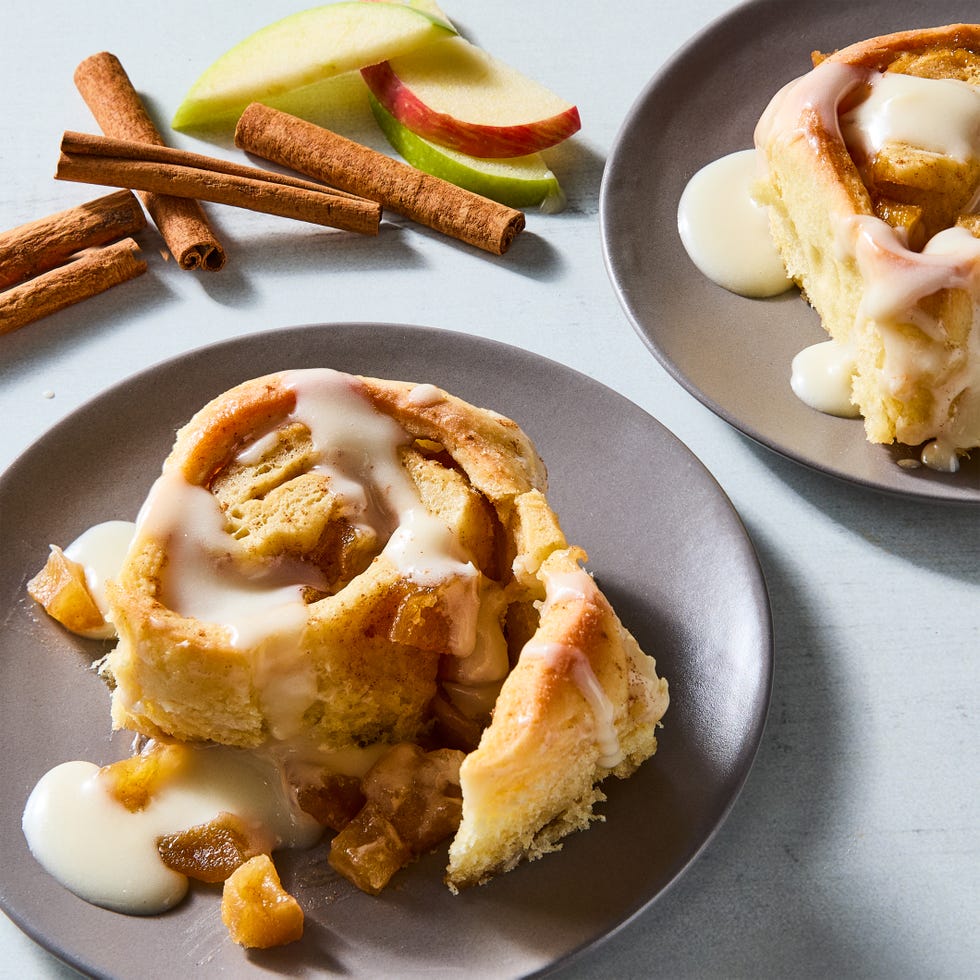 apple pie cinnamon rolls with cream cheese glaze