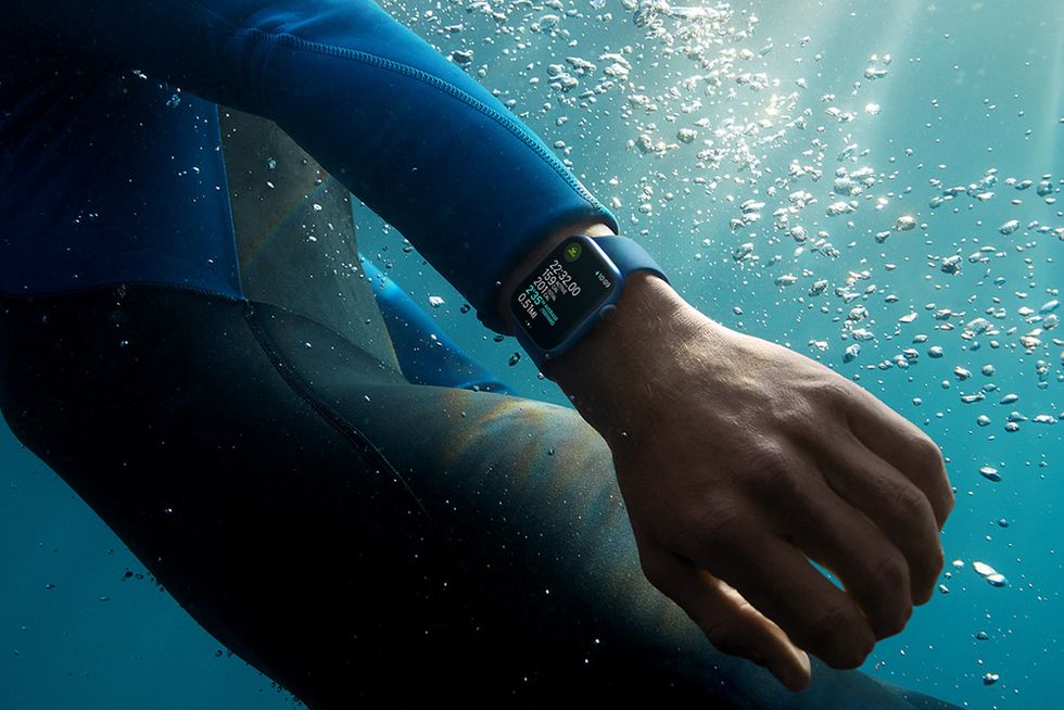 underwater diver with apple watch series 7