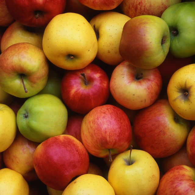 https://hips.hearstapps.com/hmg-prod/images/apples-at-farmers-market-royalty-free-image-1627321463.jpg?crop=0.796xw:1.00xh;0.103xw,0&resize=640:*