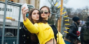 dos chicas haciéndose una foto con el móvil