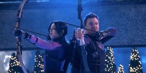 hailee steinfeld as kate bishop and jeremy renner as clint bartonhawkeye in marvel studios' hawkeye photo by chuck zlotnick © marvel studios 2021 all rights reserved