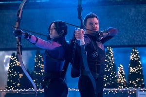 hailee steinfeld as kate bishop and jeremy renner as clint bartonhawkeye in marvel studios' hawkeye photo by chuck zlotnick © marvel studios 2021 all rights reserved