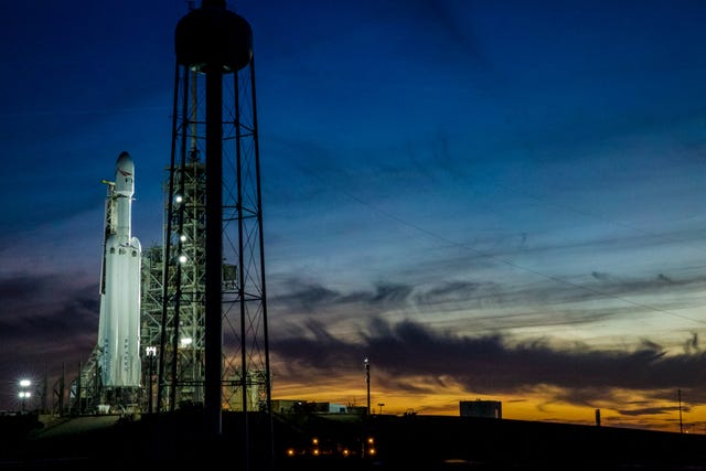 The Center Booster Of Spacex's Falcon Heavy Crashed Into The Ocean