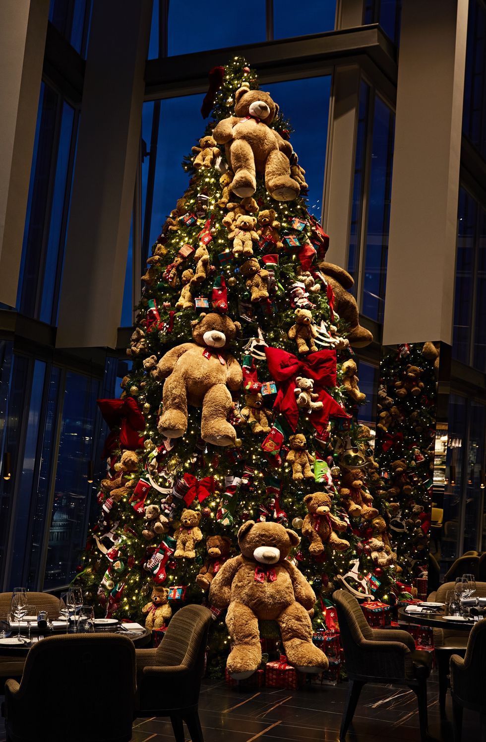 een kerstboom met teddyberen