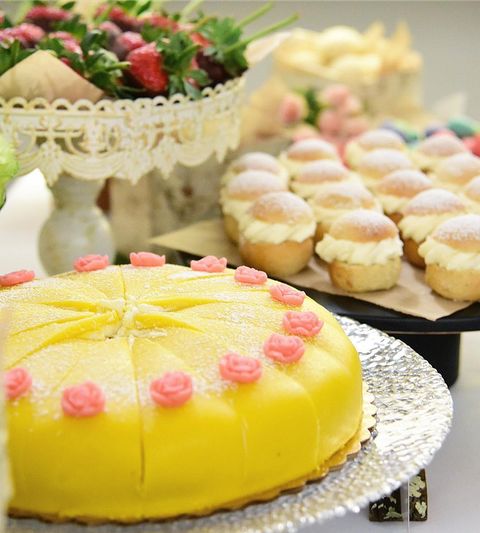 Food, Dish, Cuisine, Dessert, Baked goods, Sweetness, Yellow, Ingredient, Pasteles, Cake decorating, 