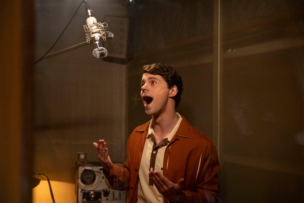 javier morgade, caracterizado como raphael, en la serie biografica 'aquel' de netflix