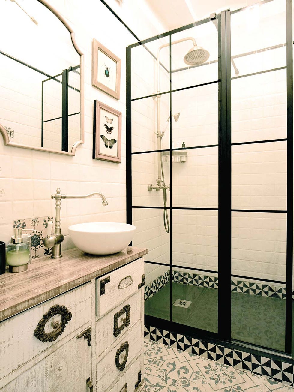 Baño con suelo hidráulico