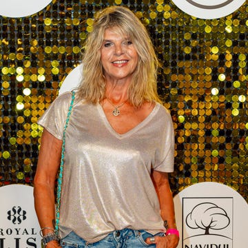 Arancha de Benito arancha de benito con camiseta plateada y vaqueros