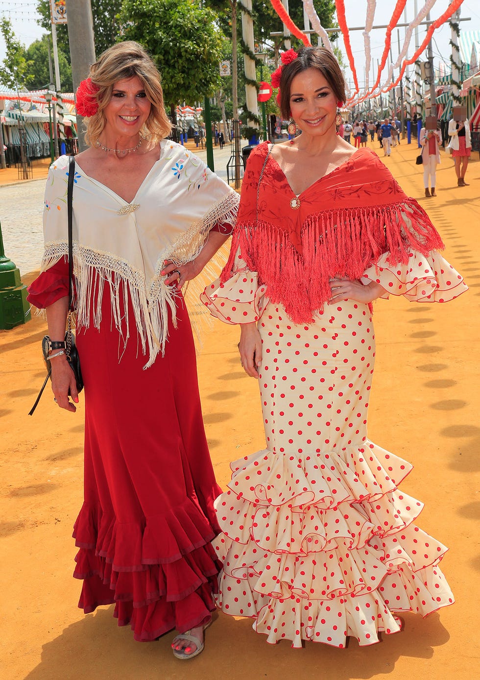 Anabel Pantoja, Arantxa de Benito, Cecilia Gómez y Raquel Revuelta son algunas de las famosas que se han dejado ver por el real de la Feria de Abril de Sevilla.