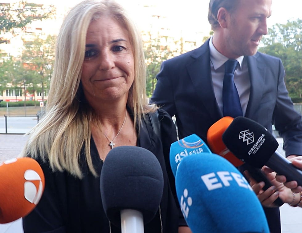 la ex tenista con su abogado en los juzgados de barcelona