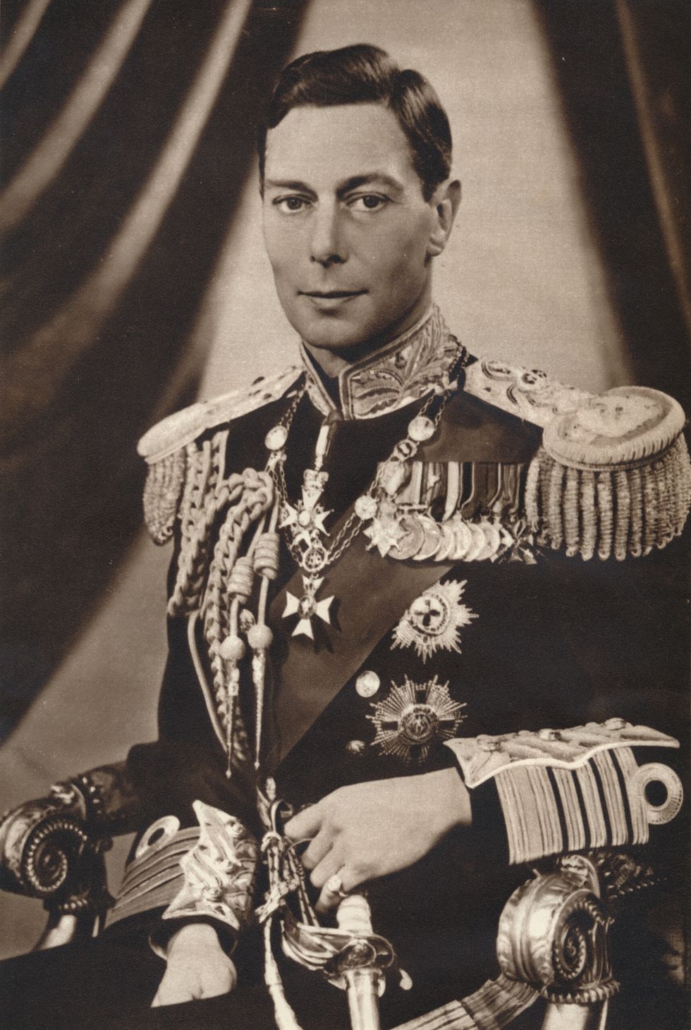el rey jorge vi de reino unido posando para una fotoen blanco y negro en 1936