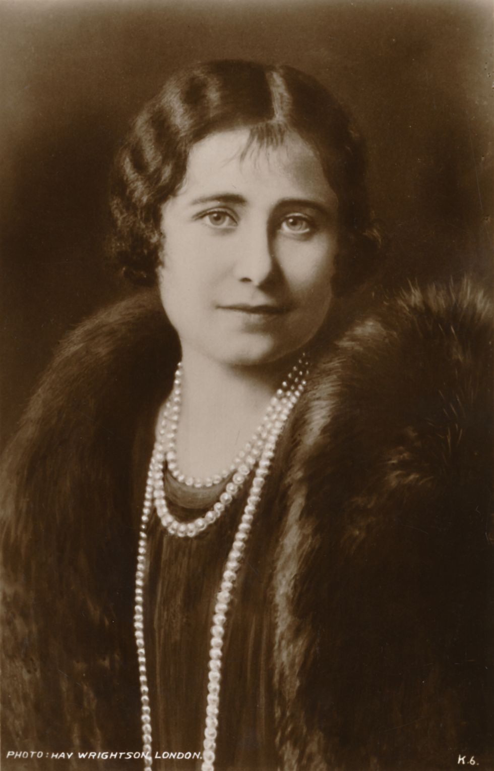 la reina madre, isabel bowes lyion, posando para una foto en blanco y negro