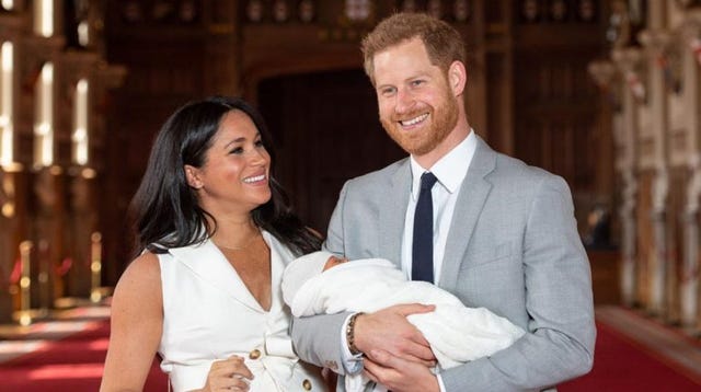 el principe harry sonsteniendo a lilibet diana con meghan markle el principe harry sonsteniendo a lilibet diana con meghan markle junto a el