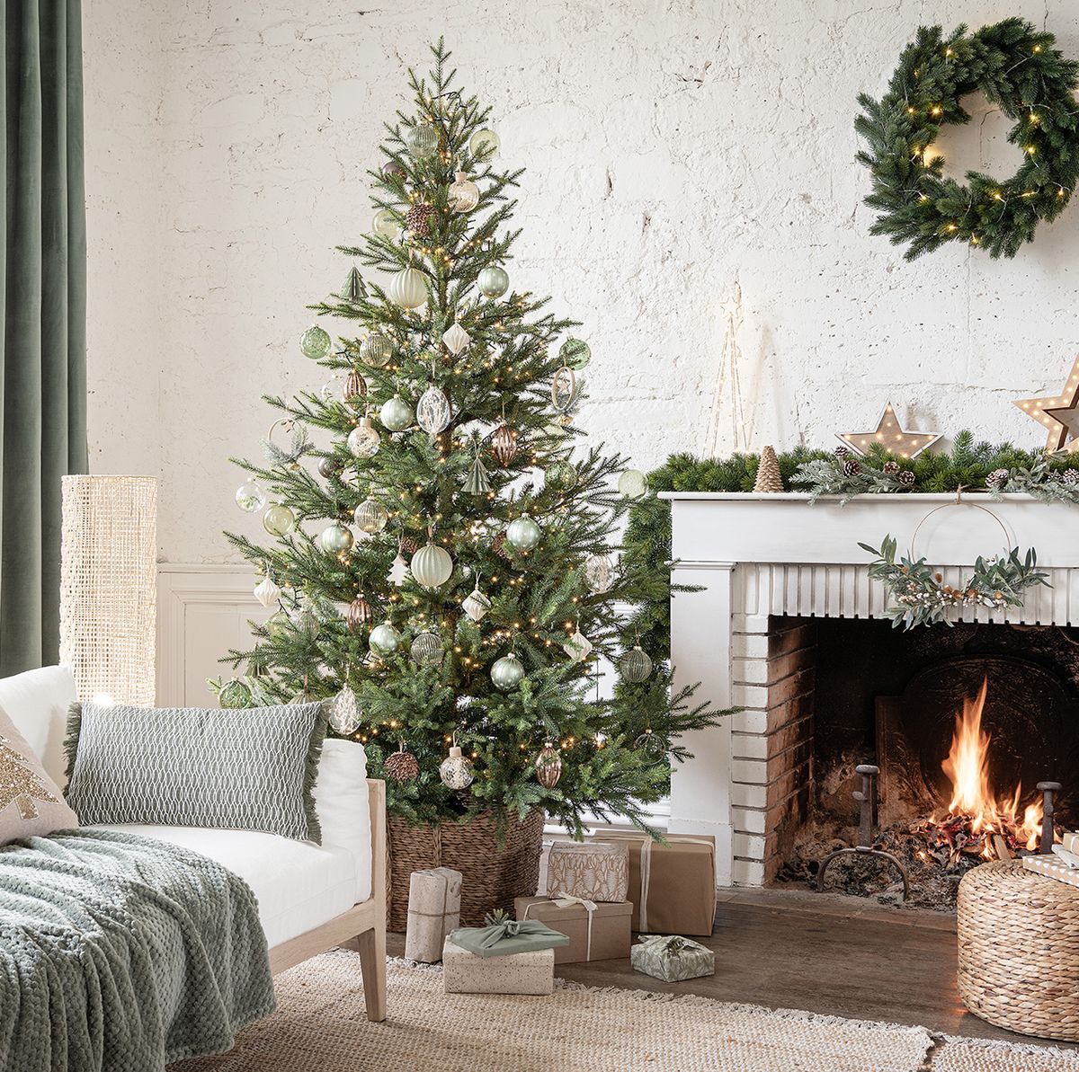 Árboles de Navidad para decorar el salón de casa o el jardín con