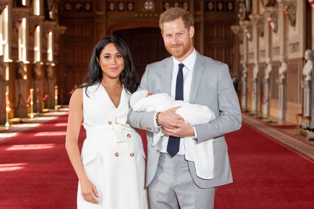 Harry de Inglaterra y Meghan Markle con su hijo Archie