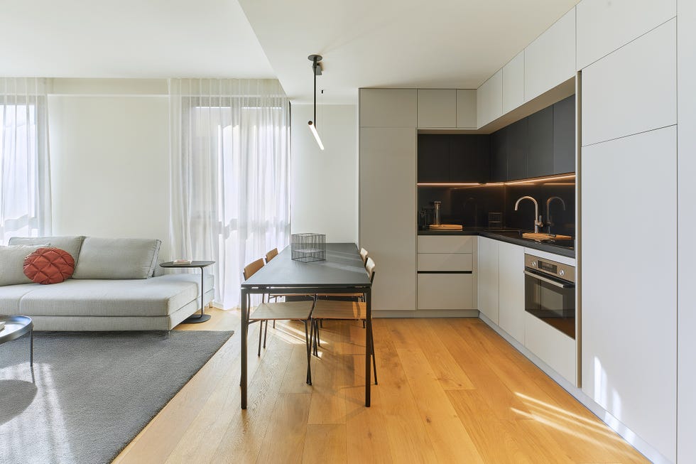 cocina abierta de diseño moderno con armarios de color gris sin tiradores