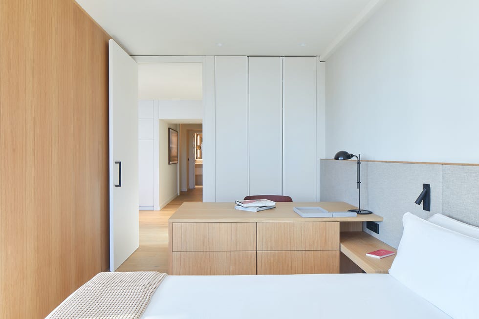 dormitorio con escritorio de madera