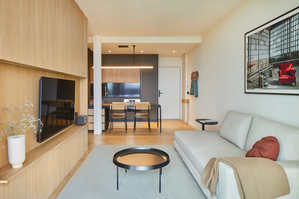salón de diseño moderno con cocina integrada