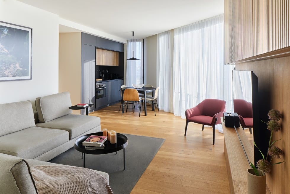 salón de diseño moderno con cocina integrada