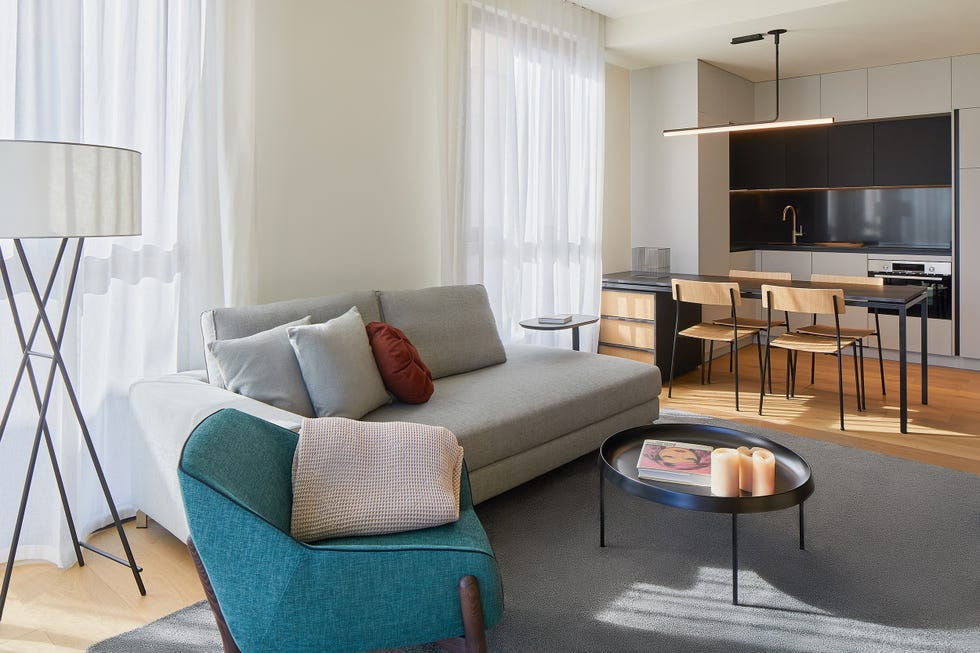 salón de diseño moderno con cocina integrada