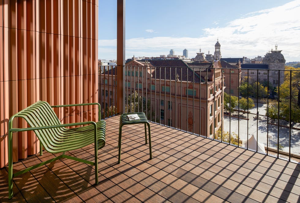 terraza con silla y mesa de diseño moderno en verde
