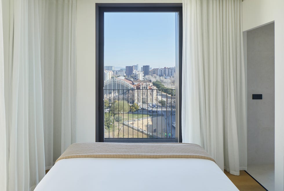 dormitorio con ventanal