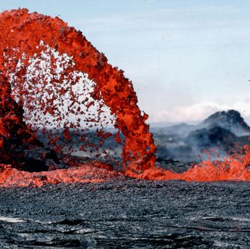 arching fountain of lava, kilauea volcano, 1983