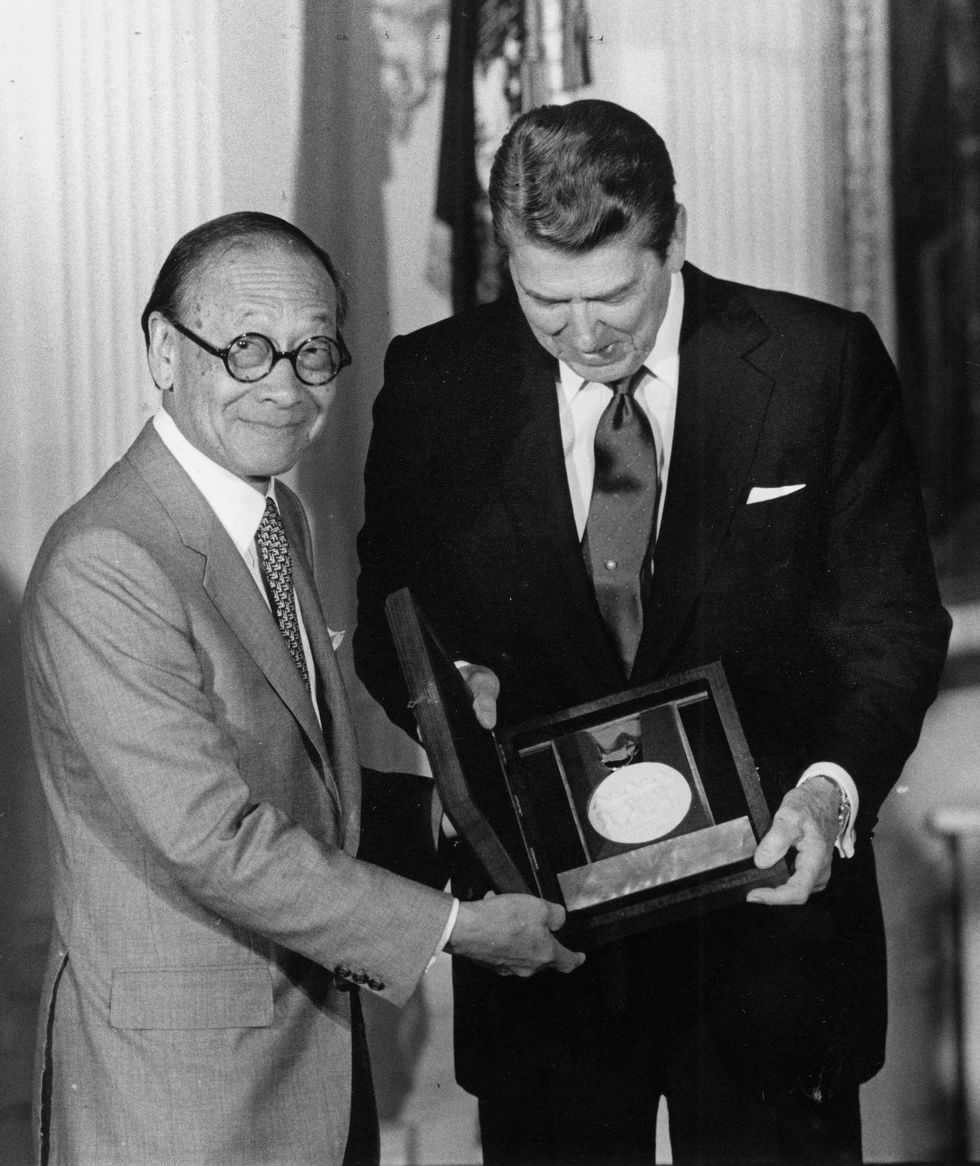 Architect I. M. Pei recives arts medal from President Reagan.