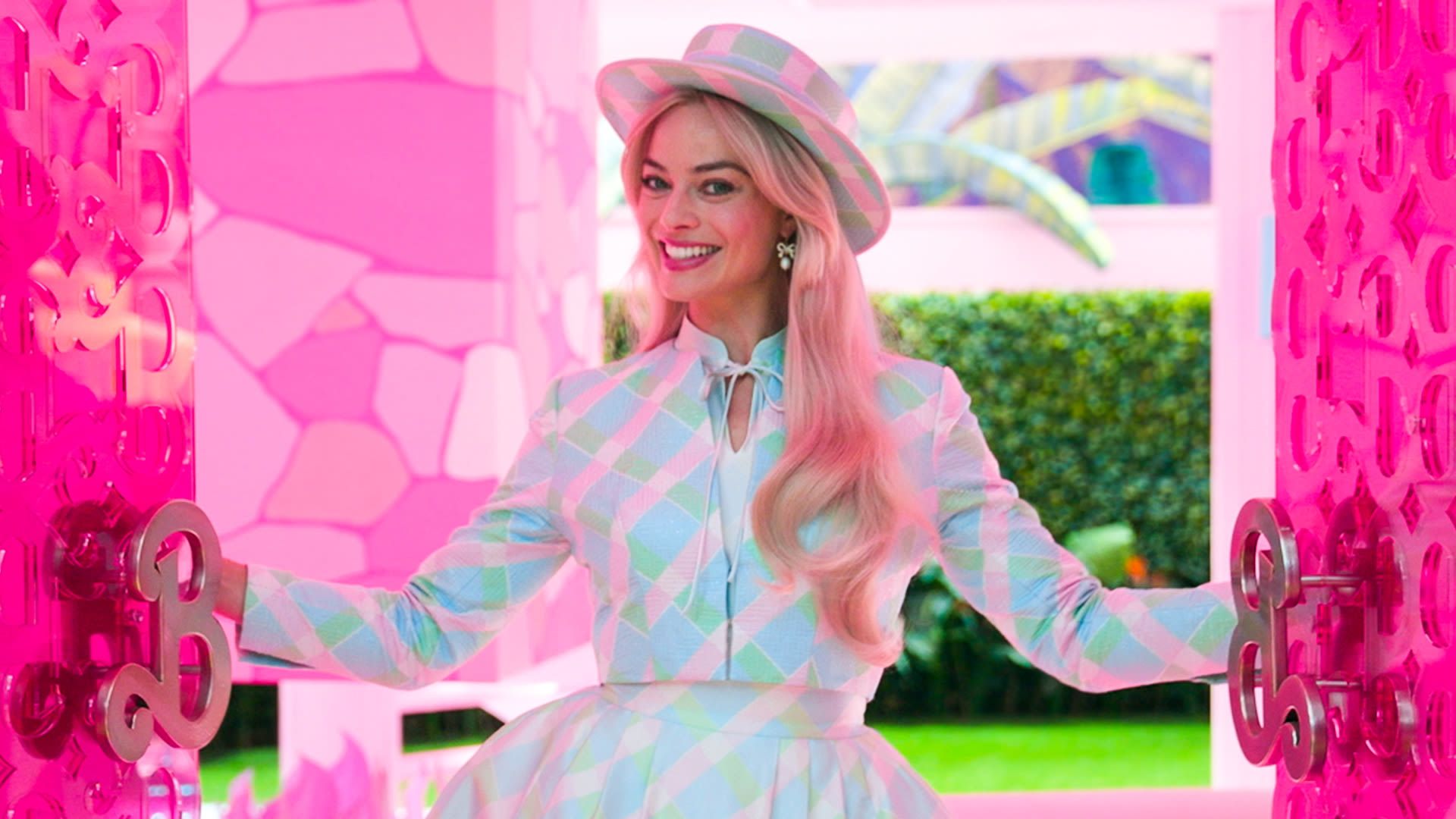 Fans are obsessed with Margot Robbie's Barbie Dreamhouse tour