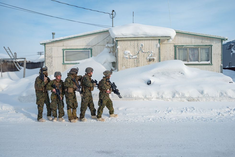 Mariniers nemen een gebouw in beslag in Utqiavik Alaska de meest noordelijke stad in de Verenigde Staten Marine Corps commandant Gen Robert Neller vertelde recentelijk aan de senatoren dat na jaren van focus op het MiddenOosten en de Stille Oceaan de mariniers weer in koude zaken waren beland