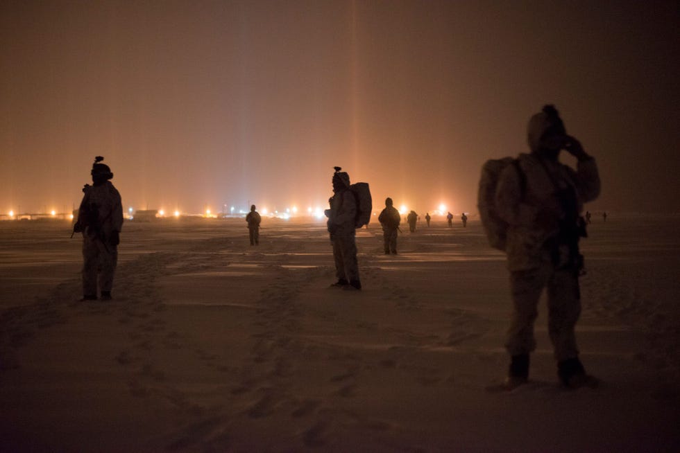 Amerikaanse mariniers en speciale eenheden oefenen het innemen van een radarpost in Point Barrow in Alaska het noordelijkste puntje van de VS Radarposten zijn van groot belang voor het signaleren van raketlanceringen en luchtruimschendingen door Russische vliegtuigen