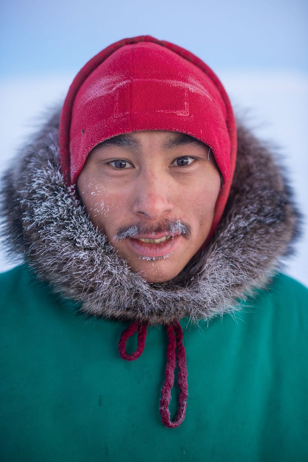 Andy IssigaitokSusie Hiqinit en Andy Issigaitok zijn reservisten bij de Canadian Rangers waar veel Inuit dienen De rangers weten hoe je kunt overleven in het noordpoolgebied en delen hun kennis met andere Canadese militairen die ze traditionele Inuitvaardigheden bijbrengen als jagen navigeren en ijsgrotten maken