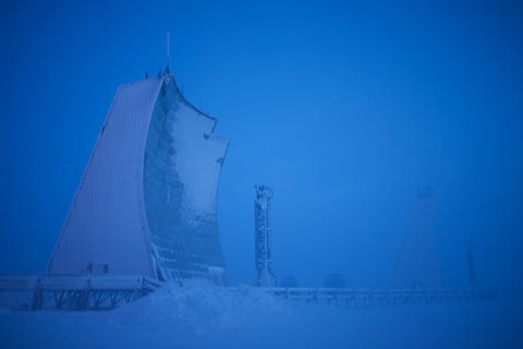Een lange afstandsinstallatie steekt omhoog vanuit de toendra in Hall Beach Nunavut Canada De radar is een van de 50 onbemande bewakingsstations die waken over de noordgrens aan NoordAmerika Een grens die zich uitstrekt van de oostkust van Canada tot de westkust van Alaska Dit wordt het North Warning System genoemd Het wordt gezamenlijk bediend door Canadese en Amerikaanse troepen